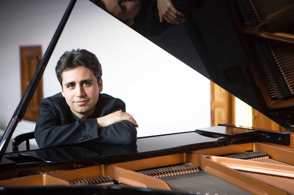 El joven pianista y compositor Francisco Fierro: el virtuosismo de la improvisación en la música clásica, de gira por España y China